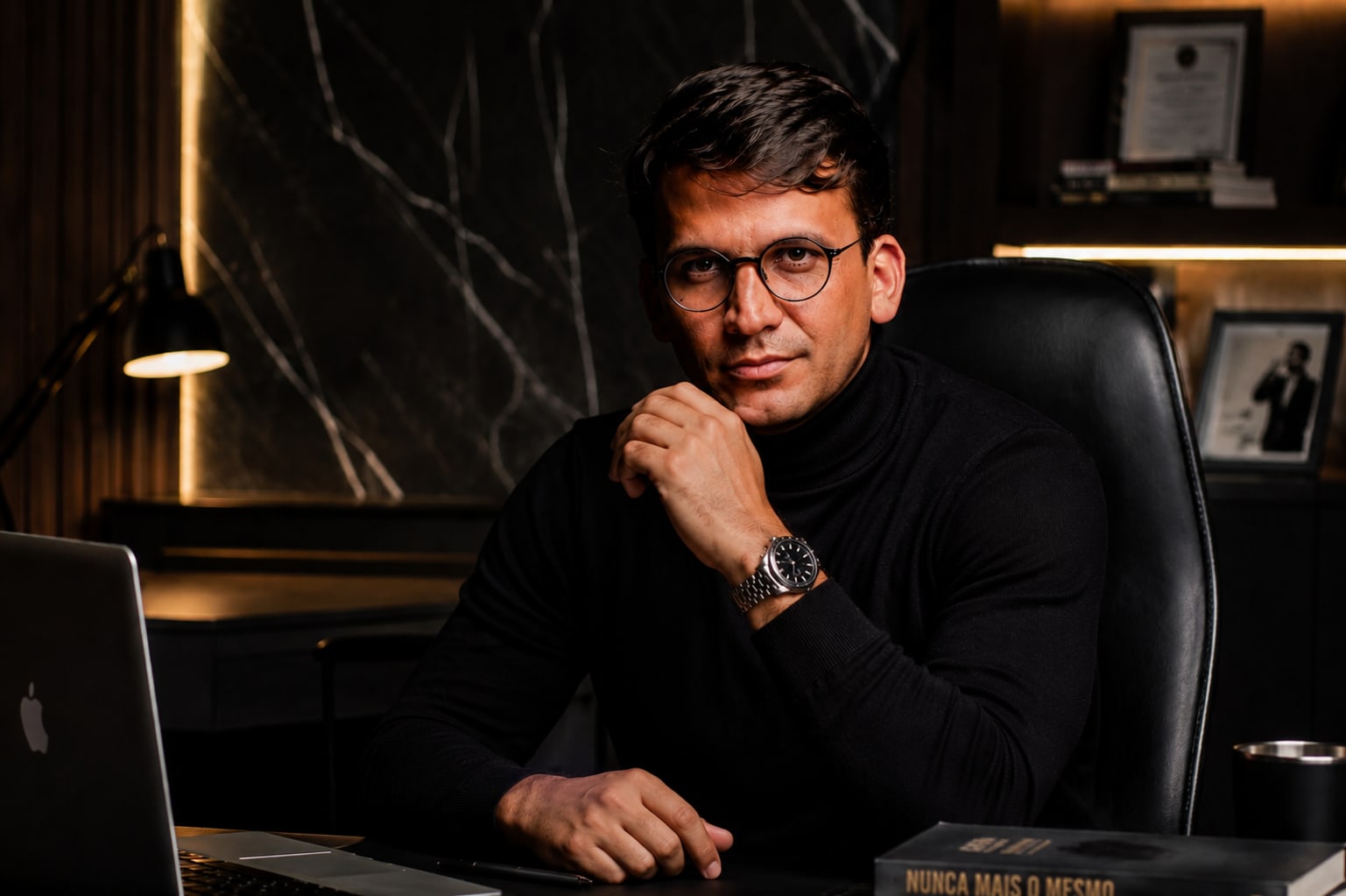Dr. Murilo Safira, médico nutrólogo, retrato editorial em estúdio.