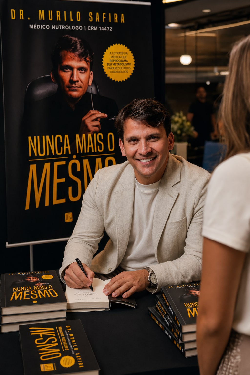 Dr. Murilo Safira autografando o livro Nunca Mais o Mesmo em noite de lançamento.